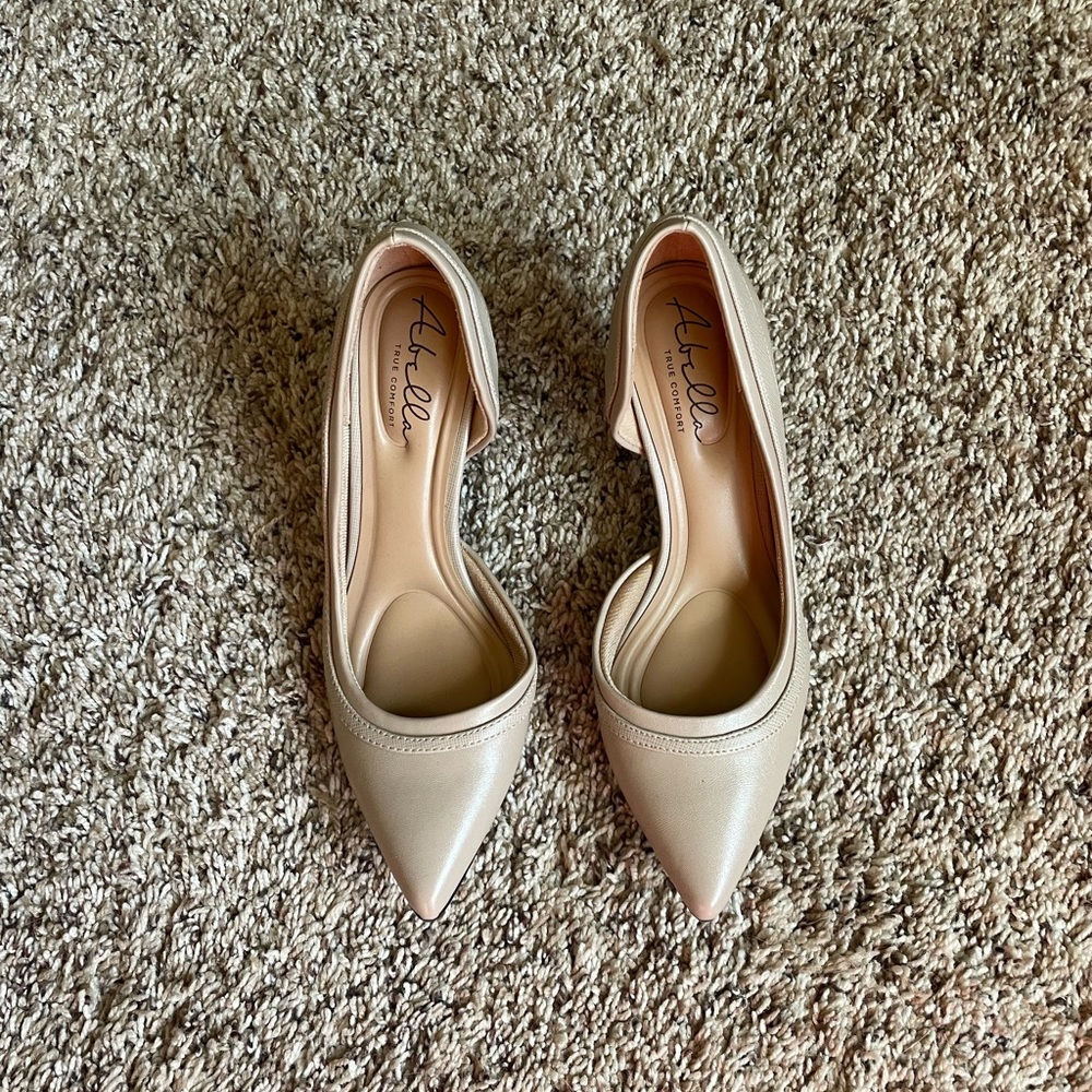 Abella pointed toe pump